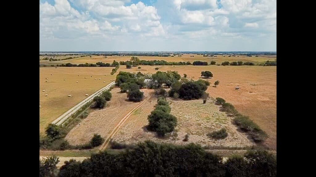 921 CR 359, Shiner, TX 77984 — public listing photo 3