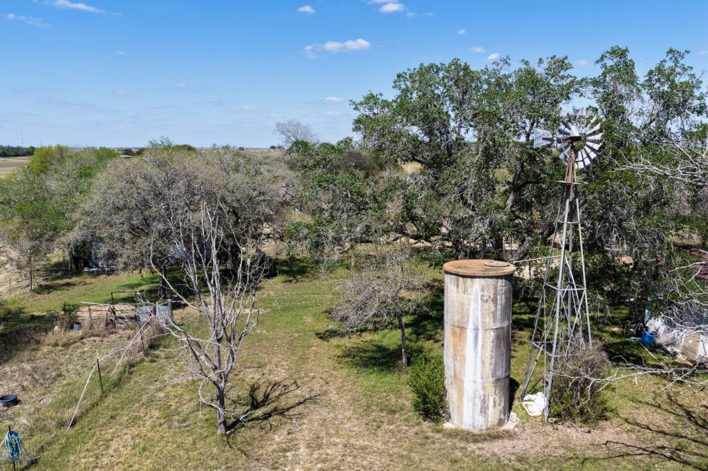 1037 CR 340, Shiner, TX 77984