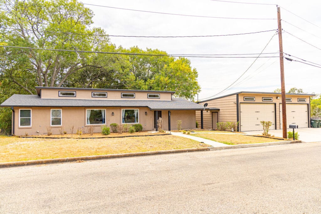 1218 N Ave C, Shiner