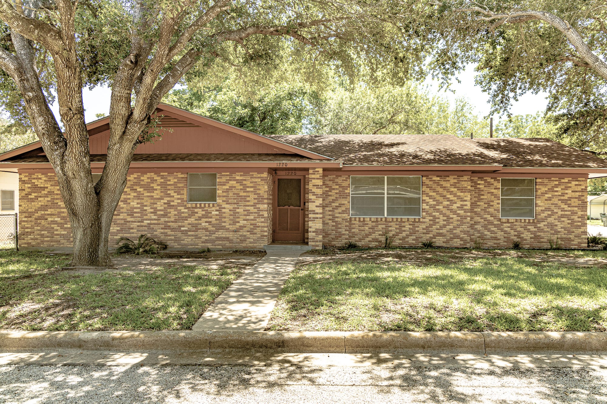 1220 N Ave I, Shiner, TX 77984
