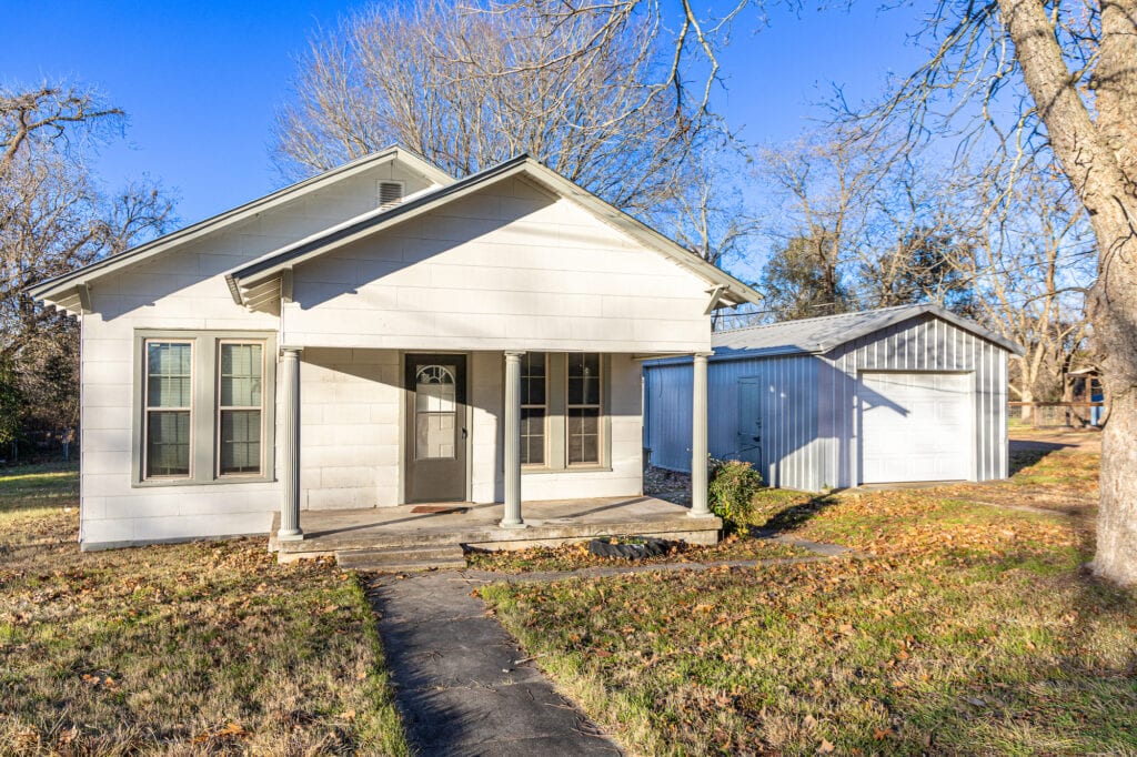 1404 N Ave B, Shiner