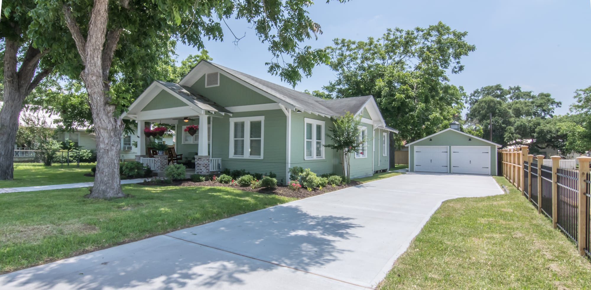 410 N Ave D, Shiner