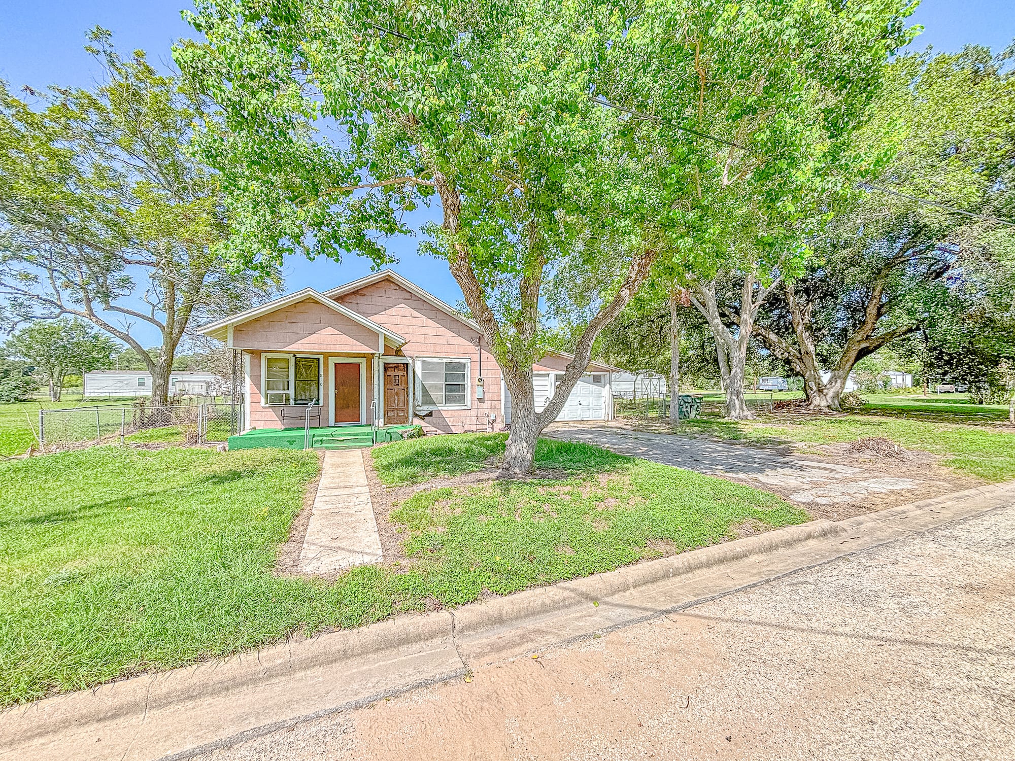 810 N Ave H, Shiner, TX 77984