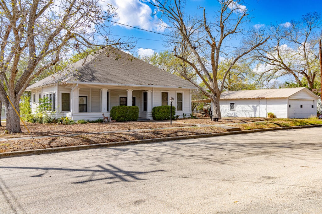 1306 N Ave G, Shiner — public listing photo 1