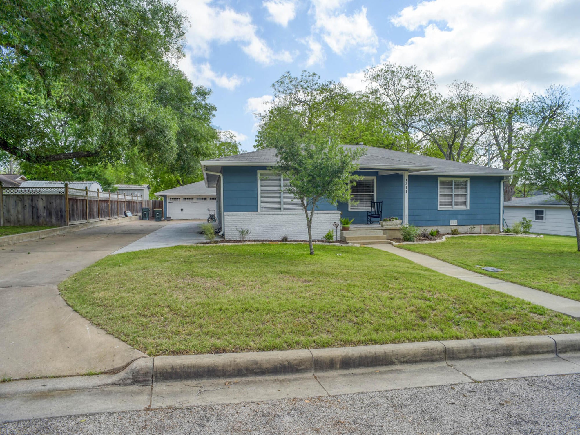 1311 N Ave F Shiner, TX 77984 — public listing photo 1