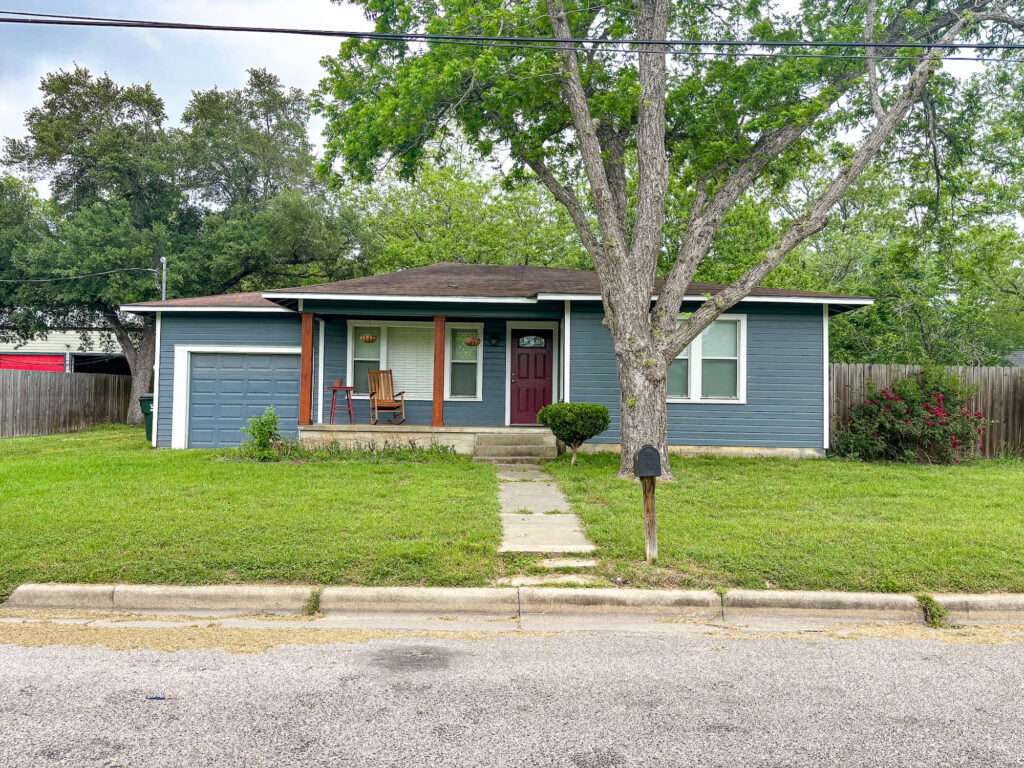 209 S. Ave F, Shiner — public listing photo 1