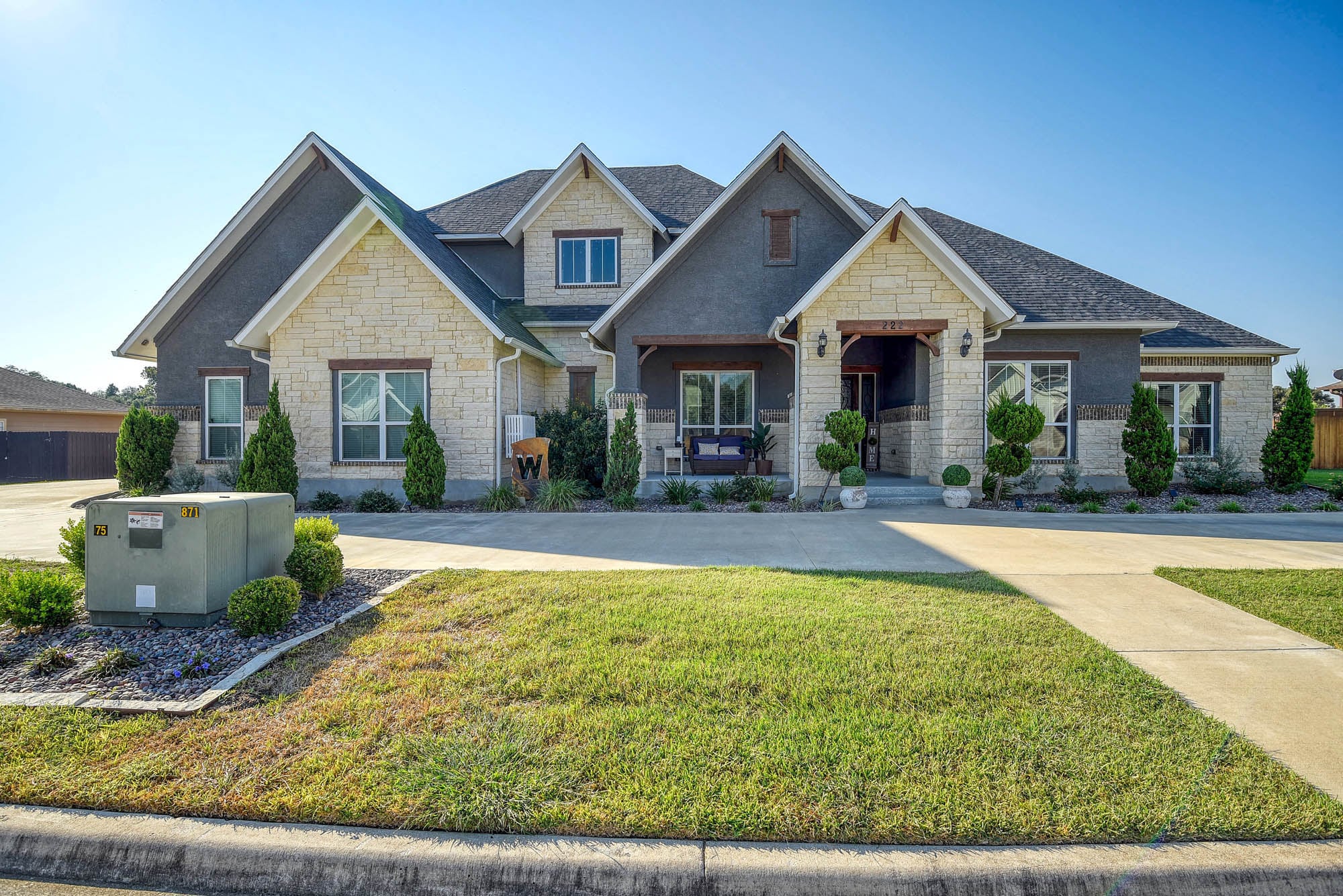222 August Ave, Shiner TX 77984 — public listing photo 1