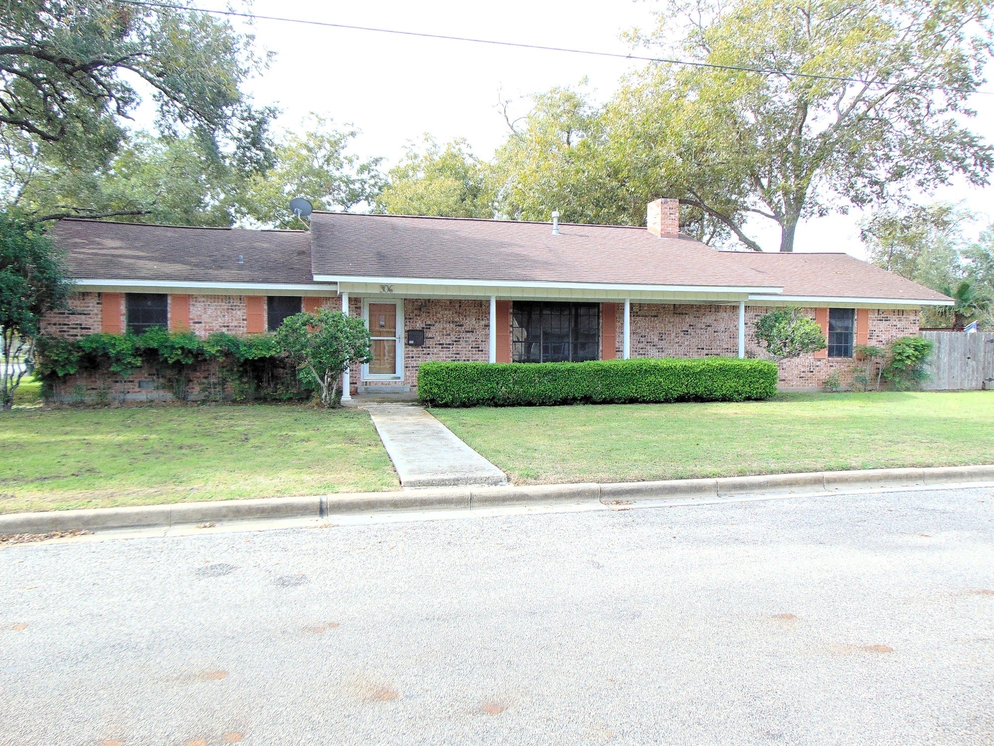 306 N Ave G, Shiner — public listing photo 1