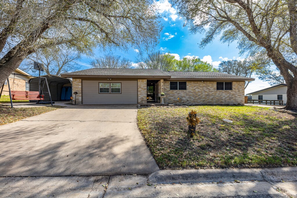 911 S. Peck St., Shiner — public listing photo 1